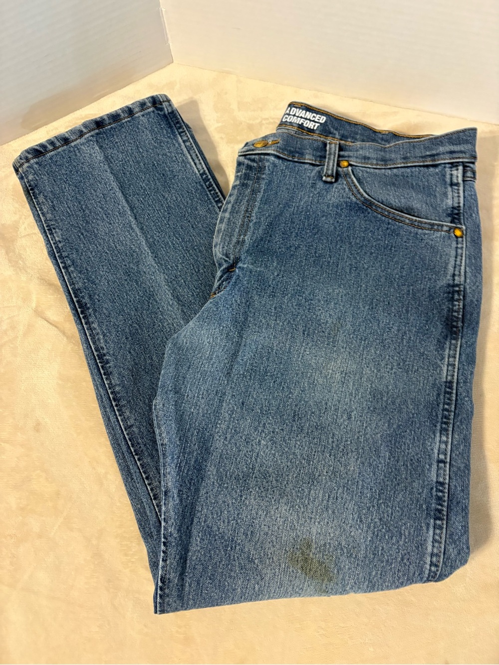 Wrangler Men’s Straight Leg Jeans in Medium Blue Denim